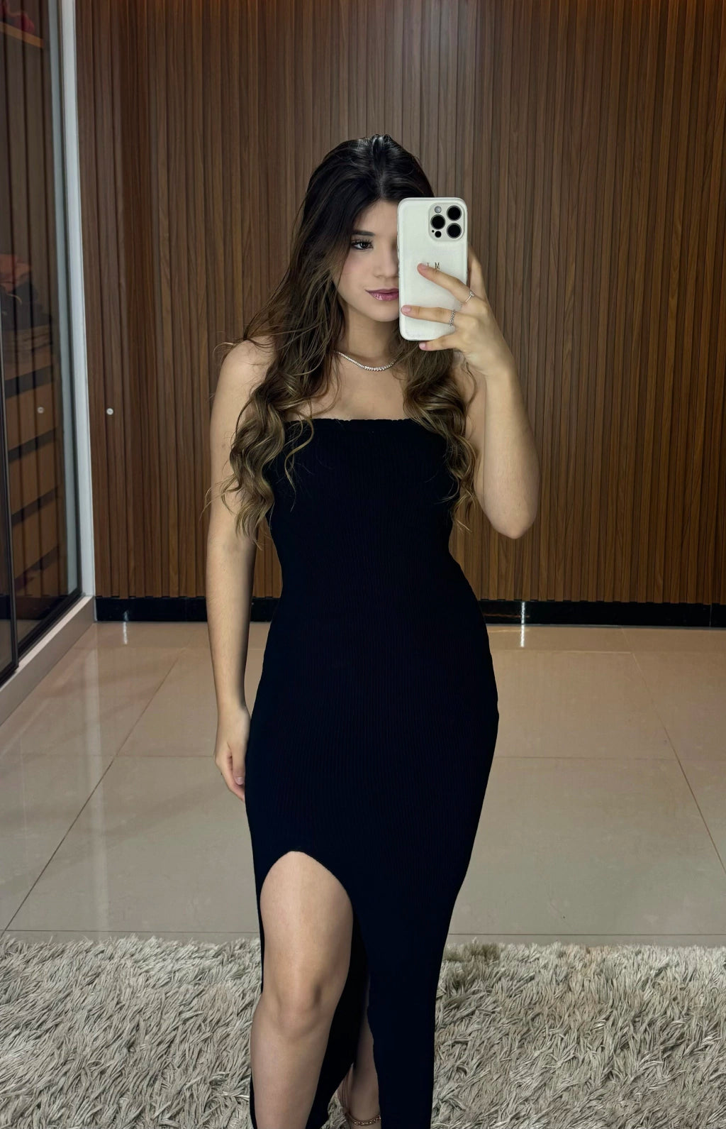 Vestido Tomara que Caia fenda frontal